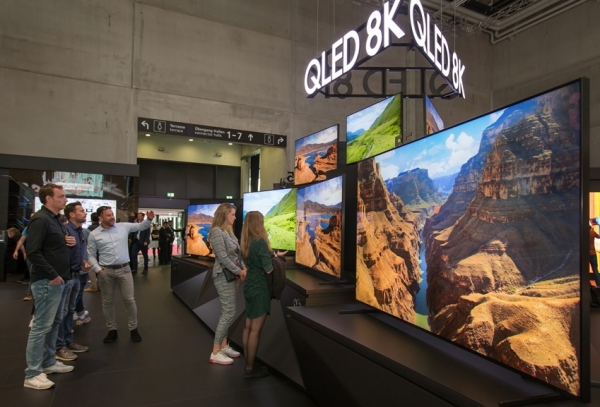 지난 9월 독일 베를린에서 열린 유럽최대 가전전시회 ‘IFA 2019’ 에서 관람객들이 삼성전자의 QLED 8K TV를 살펴보고 있다./사진=삼성전자 제공