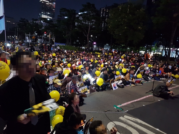 19일 국회의사당 앞에서 진행된 검찰개혁 촛불집회./사진=이광효 기자