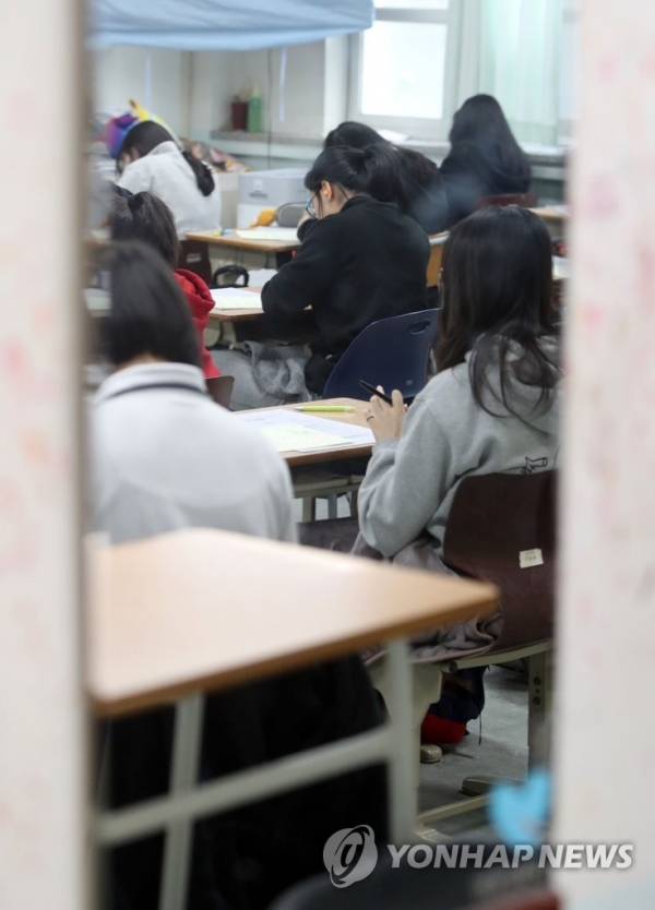 올해 대학수학능력시험(11월 14일)을 한 달 앞둔 15일 대구광역시에 있는 한 고등학교에서 3학년 학생들이 수능 전 전국 단위 모의평가를 치르고 있다./사진=연합뉴스