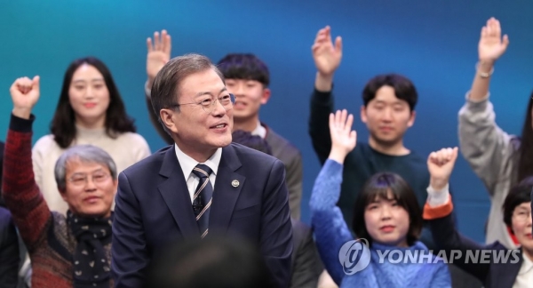 문재인 대통령이 19일 오후 서울 상암동 MBC에서 열린 '국민이 묻는다, 2019 국민과의 대화'에서 패널들의 질문을 받고 있다./사진=연합뉴스