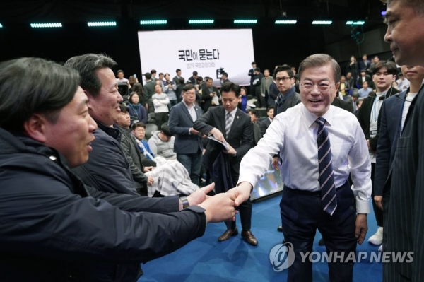 문재인 대통령이 19일 오후 서울 상암동 MBC에서 '국민이 묻는다, 2019 국민과의 대화'를 마친 후 패널들과 인사하고 있다./사진=연합뉴스