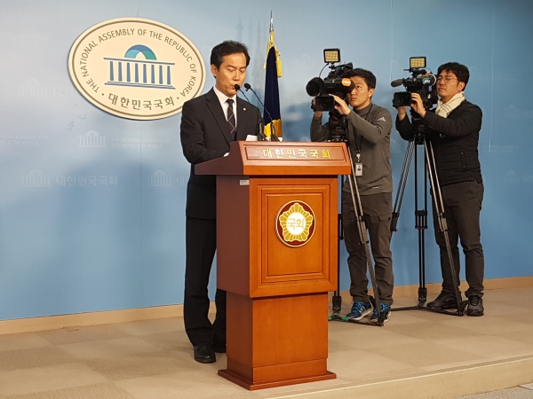 자유한국당 김영우 의원이 4일 국회에서 총선 불출마 선언을 하고 있다./사진=이광효 기자