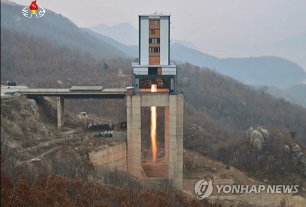 북한이 2017년 3월 18일 서해위성발사장에서 진행한 신형 고출력 로켓엔진 지상분출시험. 2017.3.19./사진=연합뉴스 