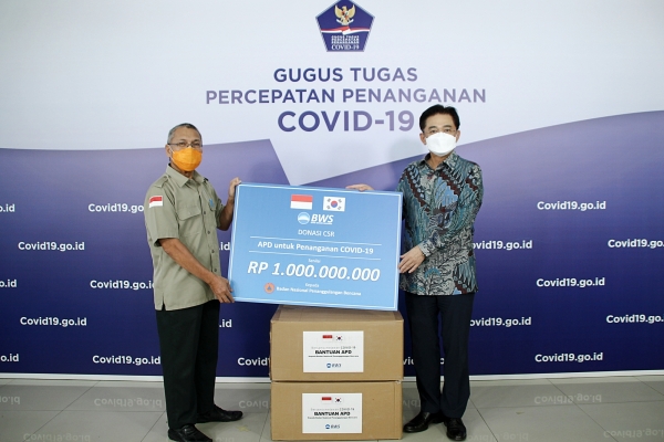 우리소다라은행은 인도네시아 자카르타의 국가재난방지청에 방호복 5,000벌을 기부했다. 최정훈 우리소다라은행 법인장(사진 오른쪽)과 인도네시아 국가재난방지청 이브누(Ibnu)국장이 기념촬영을 하고 있다./사진=우리은행 제공