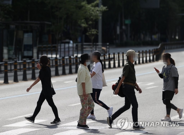 이날 오후 서울 광화문사거리에서 시민들이 마스크를 쓰고 횡단보도를 건너고 있다./사진=연합뉴스