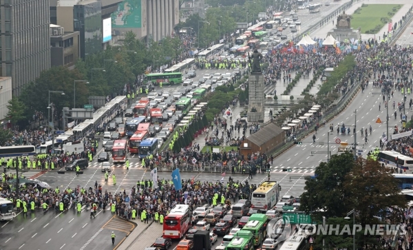  8월 15일 서울특별시 종로구 동화면세점 앞에서 일부 보수단체 주최로 열린 집회 모습./사진=연합뉴스 