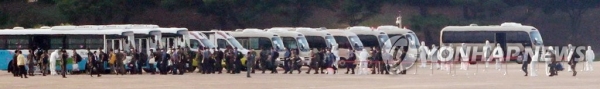 20일 오후 공군 다목적 공중급유수송기(KC-330)로 서울공항에 도착한 청해부대 34진 문무대왕황(4400t급)의 장병들이 방역 관계자들의 안내를 받아 치료-격리시설로 향하는 버스에 탑승하고 있다./사진=연합뉴스