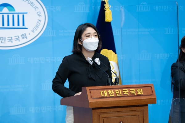용혜인 의원이 16일 국회에서 토지세 법률안 발의 기자회견을 하고 있다./사진=용혜인 의원실 제공