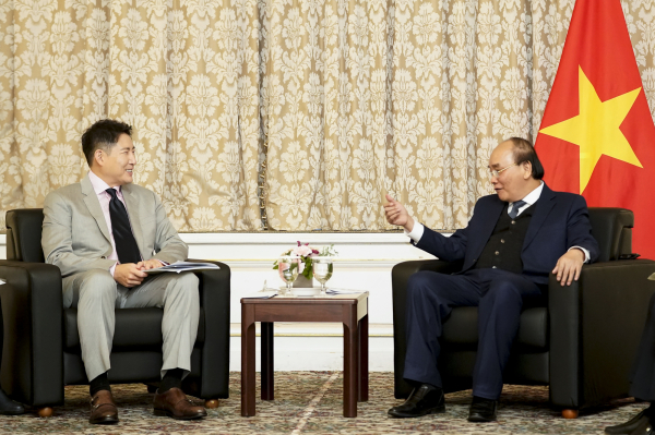 조현준 효성 회장(왼쪽)이 6일 응우옌 쑤언 푹 베트남 국가주석(오른쪽)을 만나 베트남에 지속적인 투자를 약속하는 등 사업확대 방안을 논의했다./사진: 효성 제공