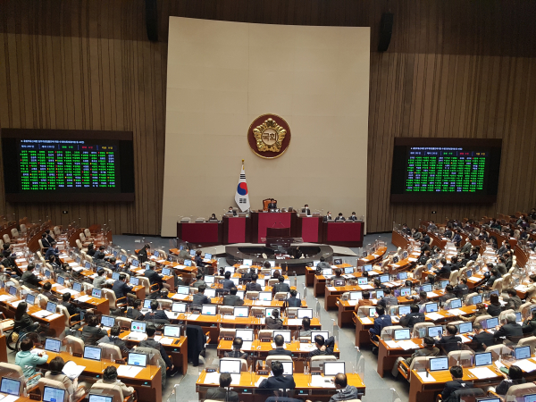 23일 오후 11시 21분 국회 본회의장에서 종합부동산세법 개정안에 대한 투표가 진행되고 있다./사진: 이광효 기자
