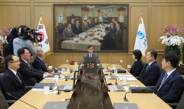이창용 한국은행 총재가 24일 서울특별시 중구에 있는 한국은행에서 열린 금융통화위원회 본회의를 주재하고 있다./사진: 한국은행 제공